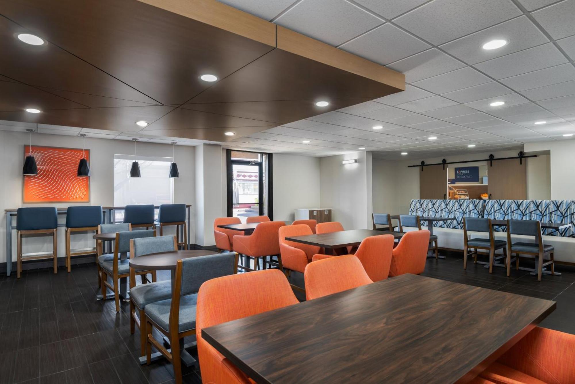 Holiday Inn Express Hotel & Suites Bentonville By Ihg Bagian luar foto