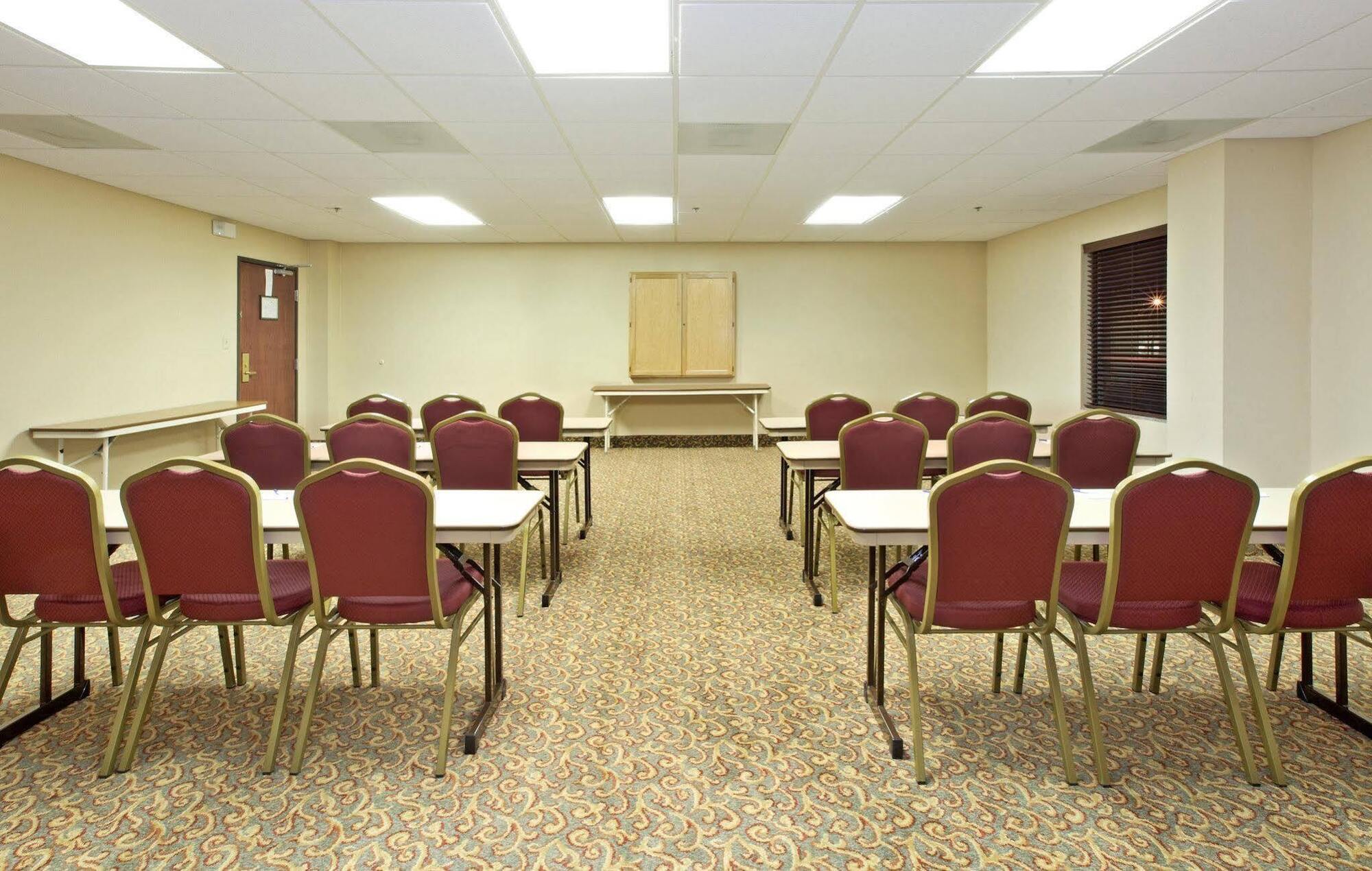 Holiday Inn Express Hotel & Suites Bentonville By Ihg Bagian luar foto